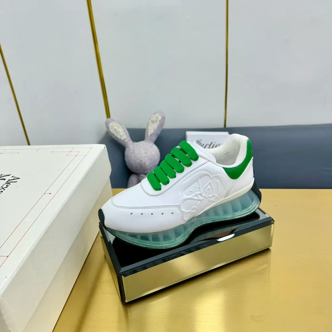 👟👟Ex-factory price 680👟👟 Top version of air cushion bottom, couple size 35-44 🔥ALEXANDER MCQUEEN/Alexander McQueen 2024 new Sprint sports running dad shoes top version Sprint Runner uses white imported environmentally friendly leather splicing and printed concave and convex font technology for the upper and outline Seal logo. Alexander McQueen LUGO logo on the heel and tongue with Alexander McQueen signature. The sneakers feature an oversized runner's sole, which makes running comfortable and convenient. Fabric: Calfskin and cloth Lining: Mesh and sheepskin lining Filled heel non-slip and wear-resistant back cover Foot: Imported PoLo injection molded sheepskin foot Outsole: Air cushion Standard size 35-44 Female size 35-39 Male size 40-44